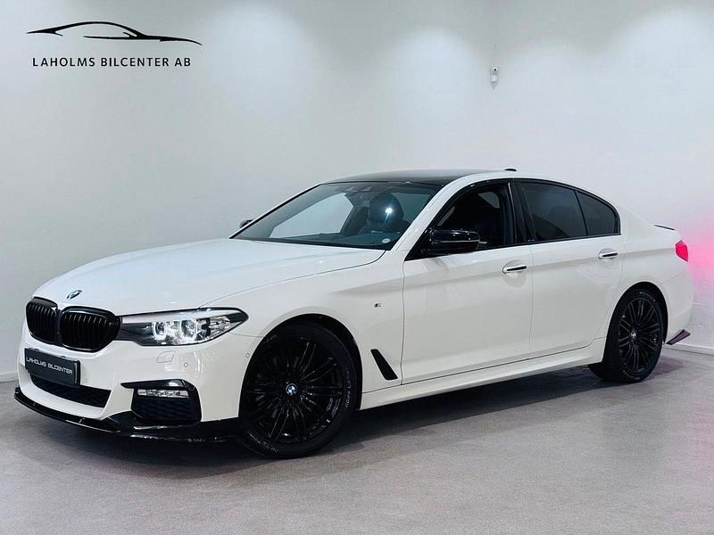 Vit Begagnad 2018 BMW 520 M Sport Sedan | 299 900 kr (Marknadspris) - Bild 1/4