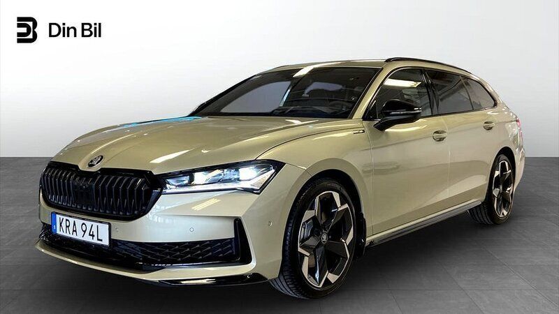 Ljusgul Ny 2025 Skoda Superb SportLine Kombi | 605 500 kr - Bild 1/4