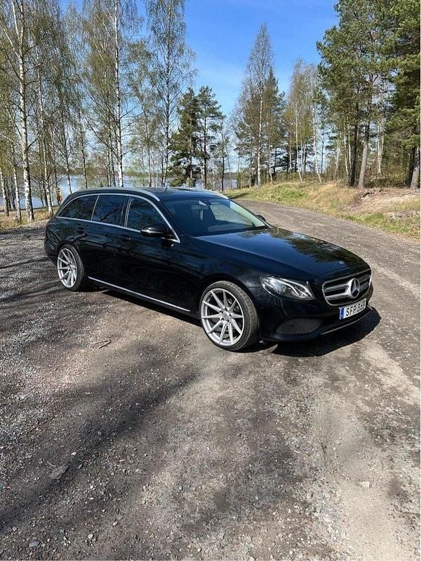 Svart Begagnad 2018 Mercedes E220 Kombi | 149 000 kr (Superpris) - Bild 1/4