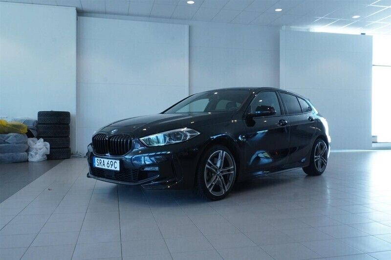 Svart Begagnad 2023 BMW 120 M Sport Halvkombi | 414 800 kr (Dyr) - Bild 1/4