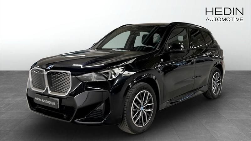 Svart (black) Begagnad 2025 BMW iX1 M Sport SUV | 556 700 kr - Bild 1/4