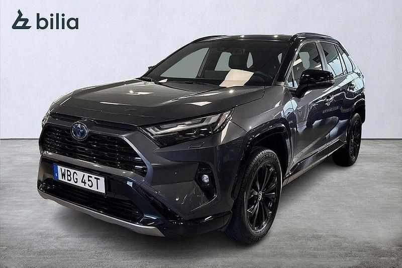 Grå Begagnad 2024 Toyota RAV4 Hybrid Style SUV | 424 900 kr (Marknadspris) - Bild 1/3