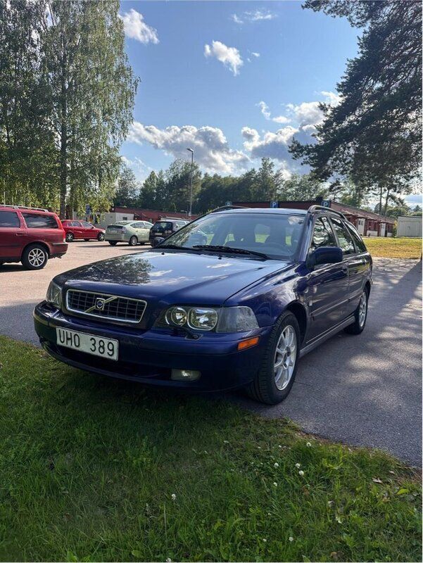 Blå Begagnad 2004 Volvo V40 Kombi | 18 000 kr (Marknadspris) - Bild 1/4