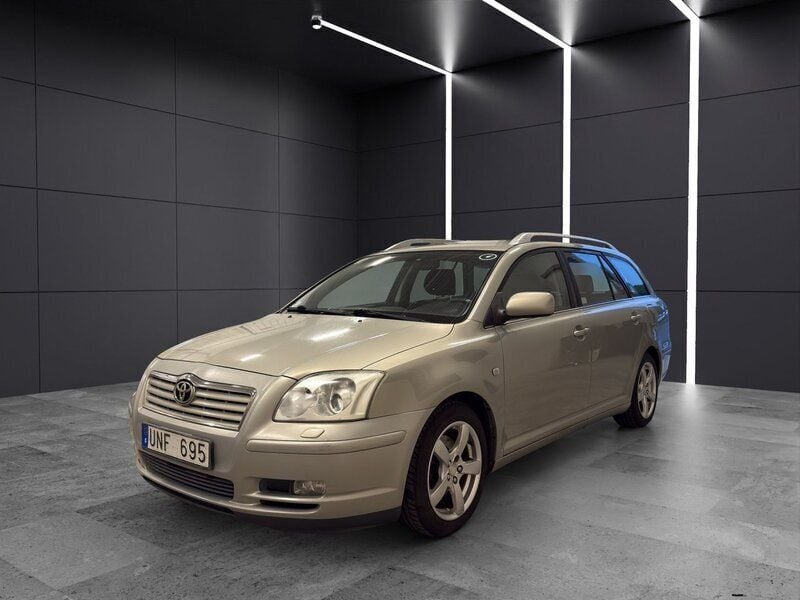 Ljusgrön Begagnad 2003 Toyota Avensis Kombi | 24 900 kr (Marknadspris) - Bild 1/4