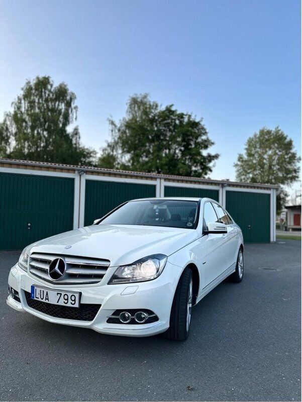 Vit Begagnad 2012 Mercedes C180 Avantgarde Sedan | 109 000 kr (Bra pris) - Bild 1/4