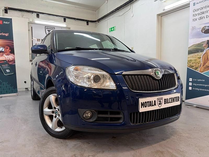 Mörkblå Begagnad 2008 Skoda Fabia Halvkombi | 49 000 kr (Marknadspris) - Bild 1/4