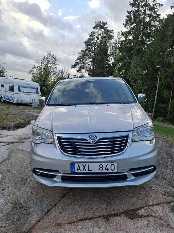 Grå Begagnad 2012 Lancia Voyager Minibuss | 85 000 kr (Bra pris) - Bild 1/4