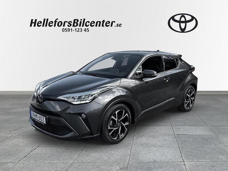 Mörkgrå (grå) Begagnad 2021 Toyota C-HR Edition SUV | 269 500 kr (Marknadspris) - Bild 1/4
