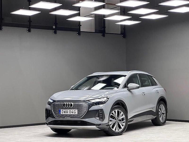Grå Begagnad 2022 Audi Q4 e-tron Sport SUV | 349 900 kr (Lite dyr) - Bild 1/3