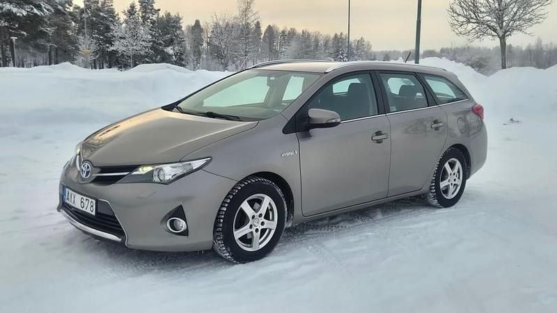 Brun Begagnad 2013 Toyota Auris Hybrid Kombi | 90 000 kr (Marknadspris) - Bild 1/4