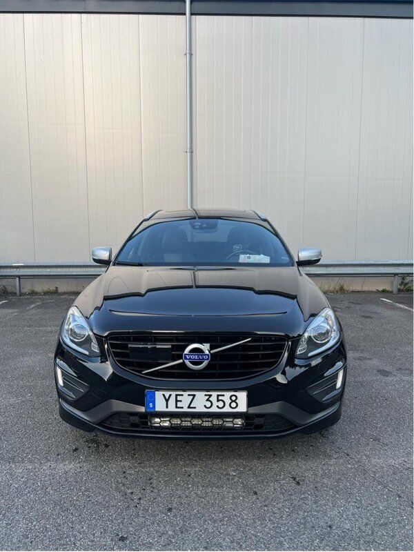 Svart Begagnad 2017 Volvo XC60 R-Design SUV | 245 000 kr (Lite dyr) - Bild 1/4