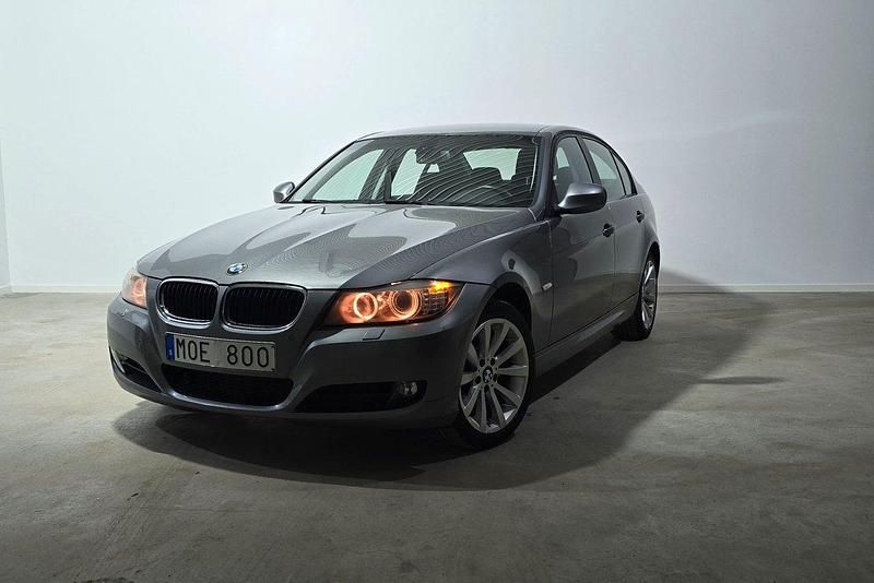 Grå Begagnad 2010 BMW 320 Sedan | 109 700 kr (Lite dyr) - Bild 1/4