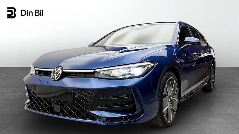 Blå Ny 2025 VW Passat Edition Kombi | 554 900 kr (Marknadspris) - Bild 1/4