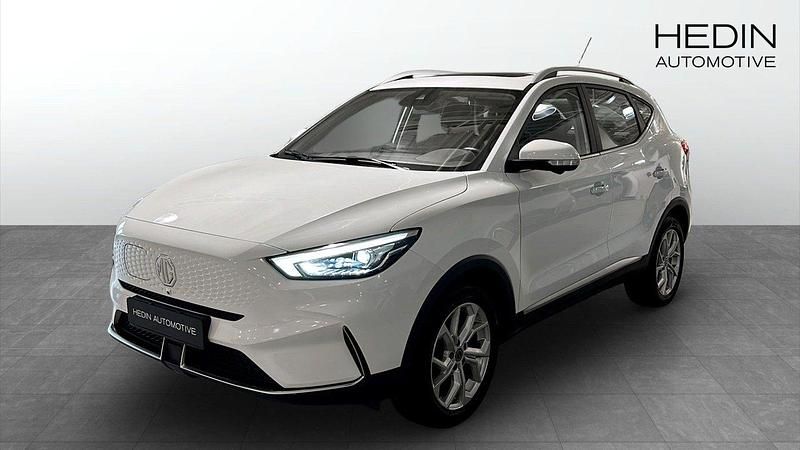 Vit (white) Begagnad 2022 MG ZS Luxury Sedan | 244 900 kr (Marknadspris) - Bild 1/4