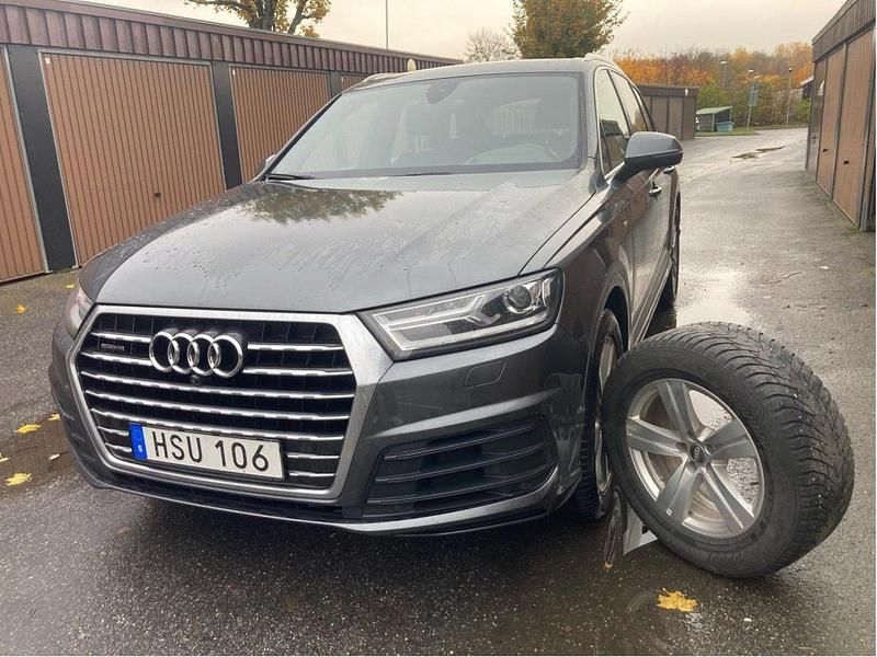 Grå Begagnad 2016 Audi Q7 S-Line SUV | 309 000 kr (Marknadspris) - Bild 1/4