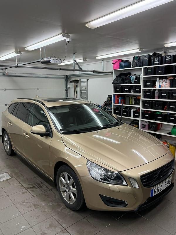 Guldig Begagnad 2011 Volvo V60 Kombi | 135 000 kr - Bild 1/4
