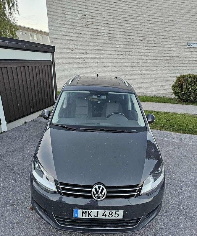 Grå Begagnad 2014 VW Sharan Minibuss | 129 900 kr (Marknadspris) - Bild 1/4