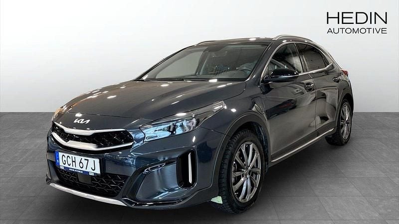 Mörkgrå (grey) Begagnad 2023 Kia XCeed Advance SUV | 309 900 kr (Marknadspris) - Bild 1/4