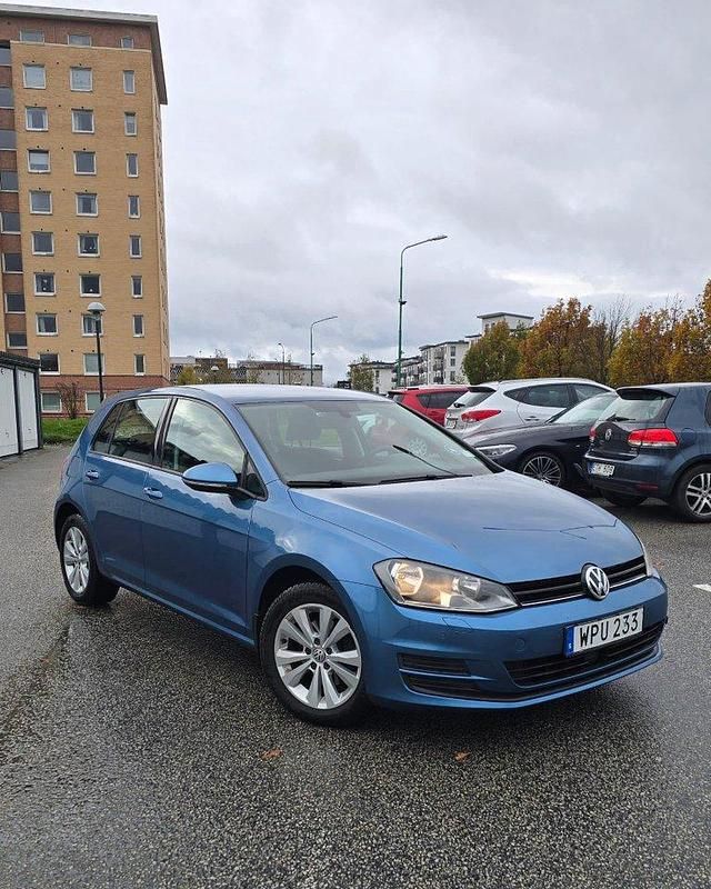 Blå Begagnad 2016 VW Golf VII Halvkombi | 129 000 kr (Marknadspris) - Bild 1/4