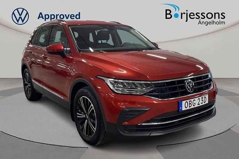 Mörkröd Begagnad 2023 VW Tiguan Life SUV | 309 000 kr (Bra pris) - Bild 1/4