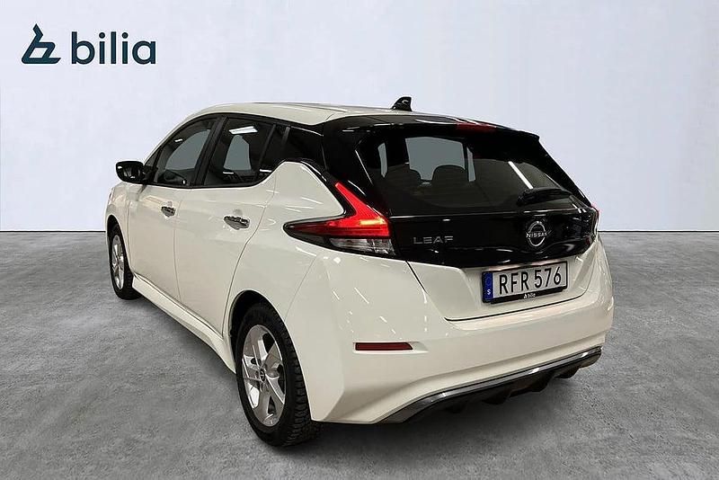 Begagnad Nissan Leaf Acenta 111 kW (151 HK) 2023 Vit Halvkombi