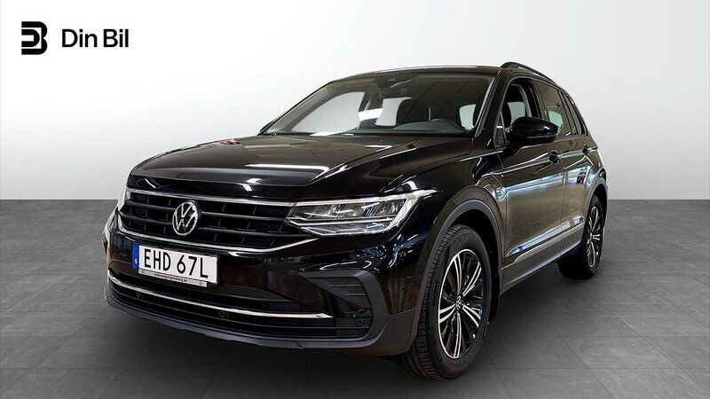 Svart (deep black pearl) Begagnad 2021 VW Tiguan SUV | 299 800 kr (Lite dyr) - Bild 1/4