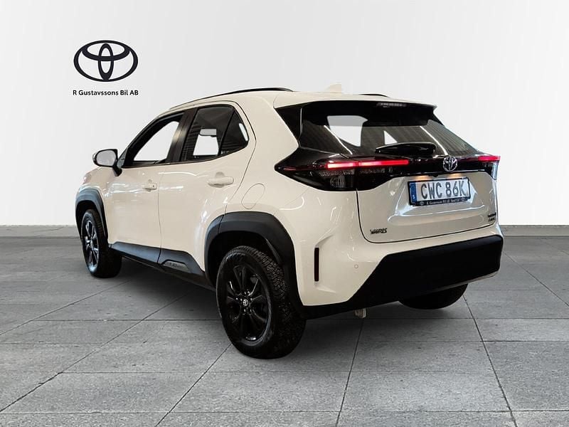 Begagnad Toyota Yaris 2023 Vit Halvkombi