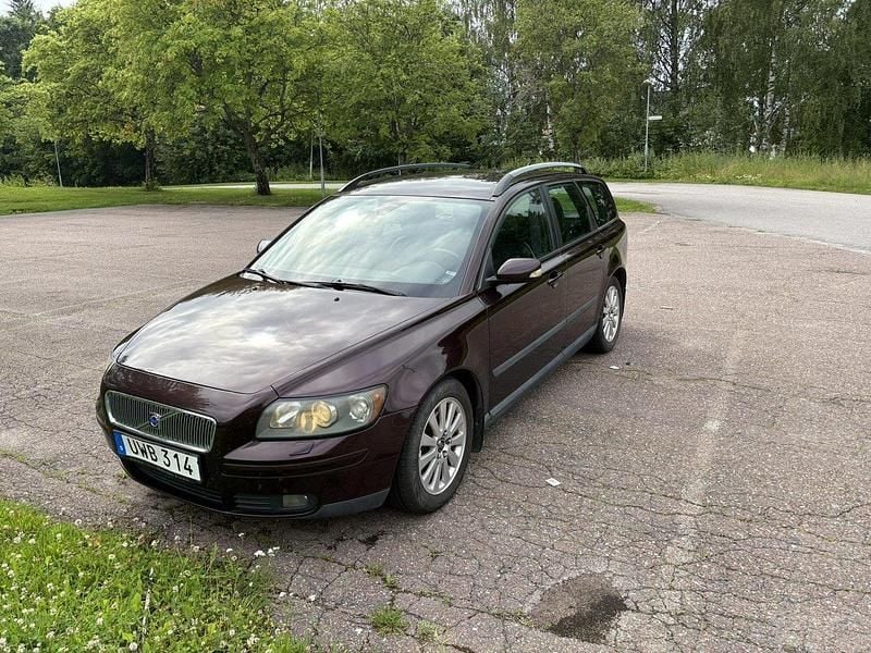 Röd Begagnad 2004 Volvo V50 Kombi | 35 000 kr (Marknadspris) - Bild 1/4