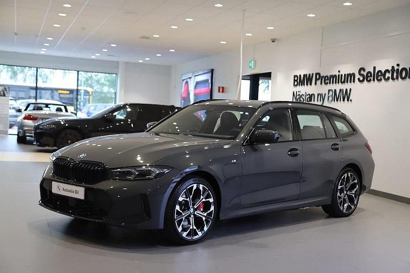 Grå Ny 2025 BMW 330e M Sport Kombi | 688 000 kr (Marknadspris) - Bild 1/4