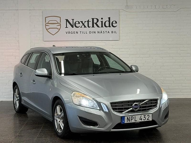 Begagnad Volvo V60 Momentum 114 HK (83 kW) 2012 Silver Kombi