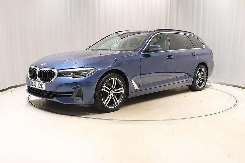Blå Begagnad 2022 BMW 520 Kombi | 334 900 kr (Marknadspris) - Bild 1/4