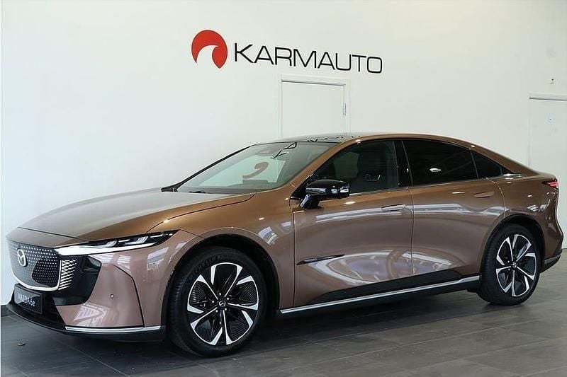Brun (melting copper) Ny 2025 Mazda 6e Takumi-Line Sedan | 449 500 kr (Marknadspris) - Bild 1/4