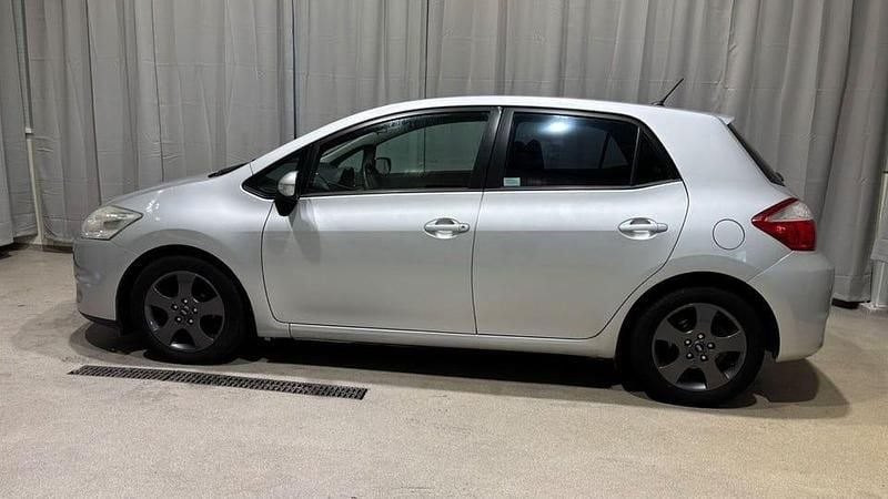 Begagnad Toyota Auris Plus 90 HK (66 kW) 2010 Silver Halvkombi