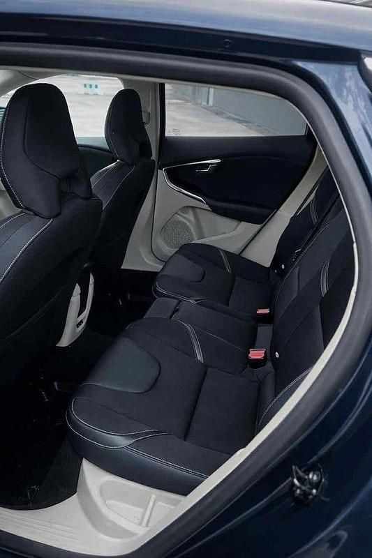 Begagnad Volvo V40 Momentum 150 HK (110 kW) 2013 Blå Kombi