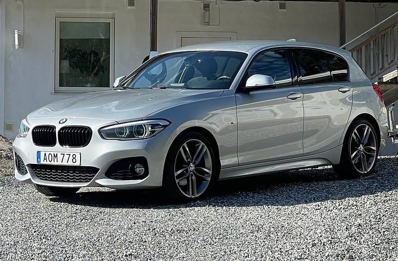Silver Begagnad 2016 BMW 120 M Sport Halvkombi | 169 000 kr (Marknadspris) - Bild 1/4