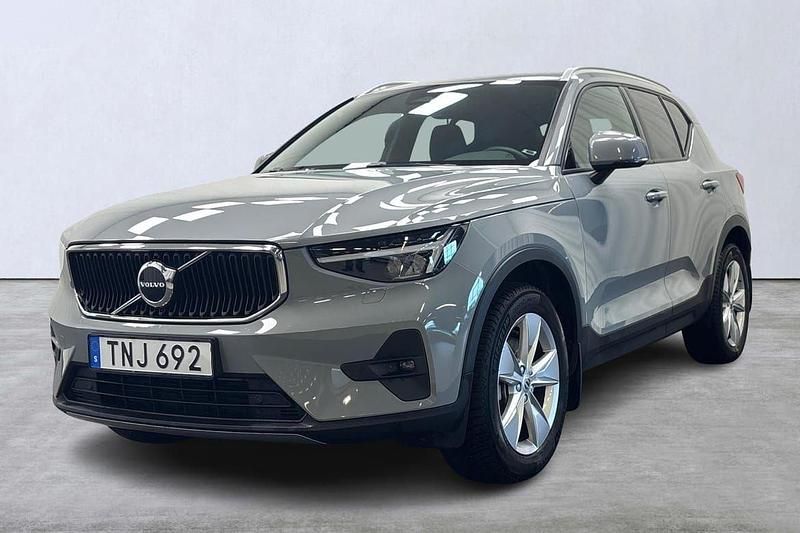 Grå Begagnad 2023 Volvo XC40 Core SUV | 334 800 kr (Marknadspris) - Bild 1/4