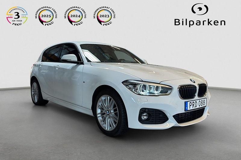 Vit Begagnad 2018 BMW 118 M Sport Halvkombi | 189 990 kr (Marknadspris) - Bild 1/4