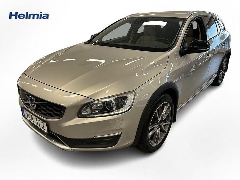 Brun Begagnad 2017 Volvo V60 CC Summum Kombi | 167 500 kr (Marknadspris) - Bild 1/4