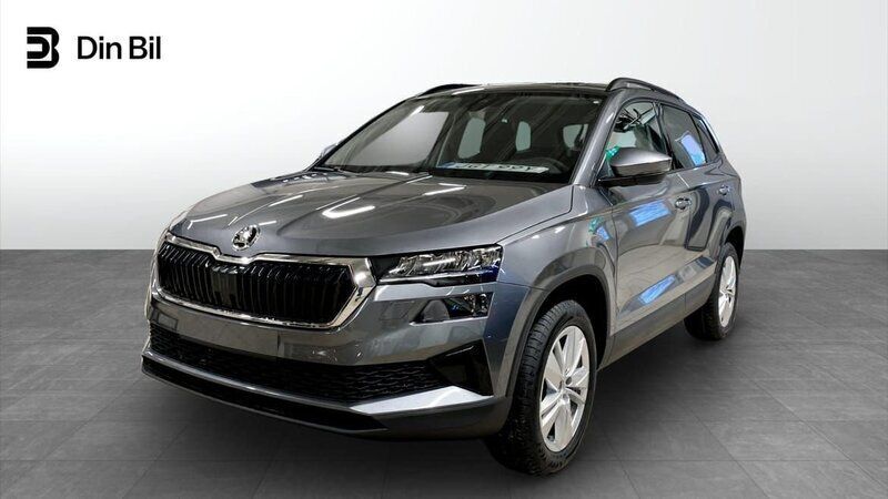 Grå (graphite grey metallic) Ny 2024 Skoda Karoq Selection SUV | 383 600 kr (Marknadspris) - Bild 1/4