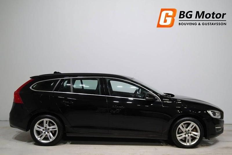 Begagnad Volvo V60 Momentum 231 HK (169 kW) 2016 Svart Kombi