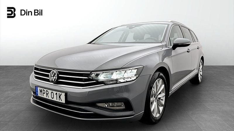 Grå (moonstone grey) Begagnad 2023 VW Passat Business Kombi | 299 900 kr (Superpris) - Bild 1/4