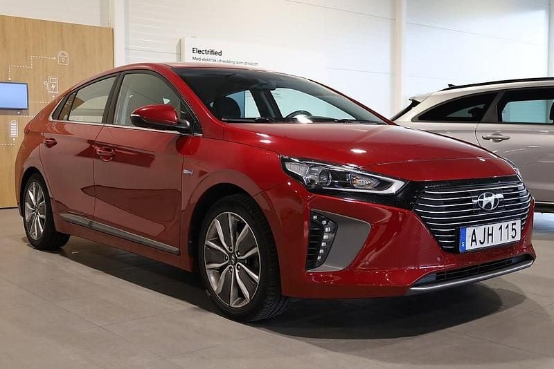 Begagnad Hyundai Ioniq 142 HK (104 kW) 2018 Röd Halvkombi