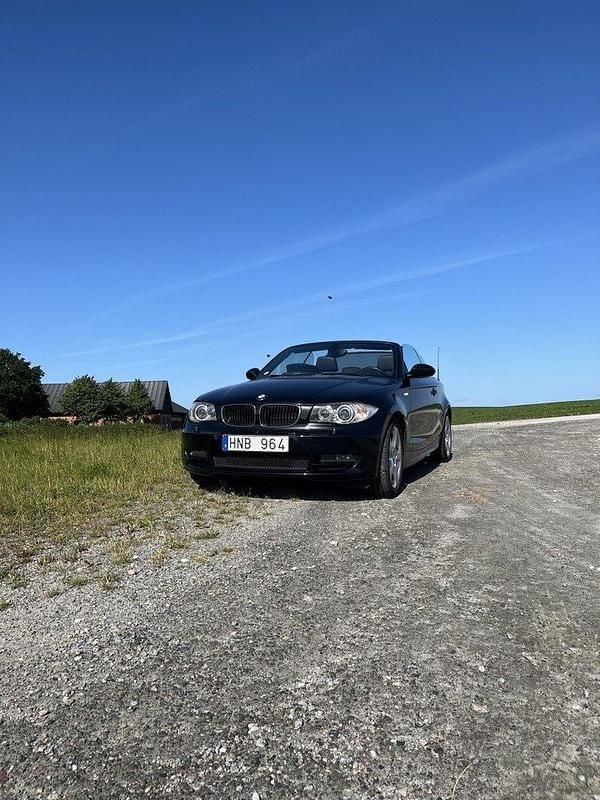 Svart Begagnad 2009 BMW 120 Cabriolet Advantage Cab | 110 000 kr (Marknadspris) - Bild 1/4