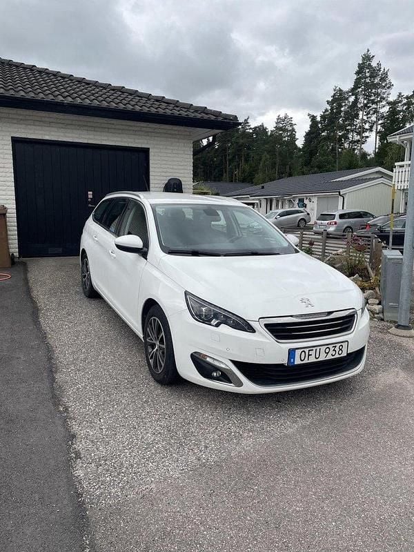 Vit Begagnad 2016 Peugeot 308 Allure Kombi | 109 000 kr (Bra pris) - Bild 1/4