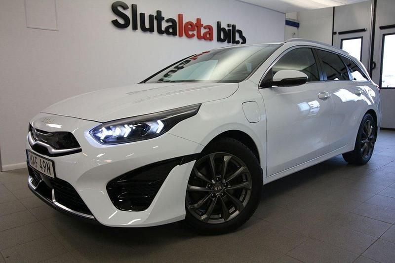 Vit Begagnad 2022 Kia Ceed Kombi | 244 900 kr (Marknadspris) - Bild 1/4