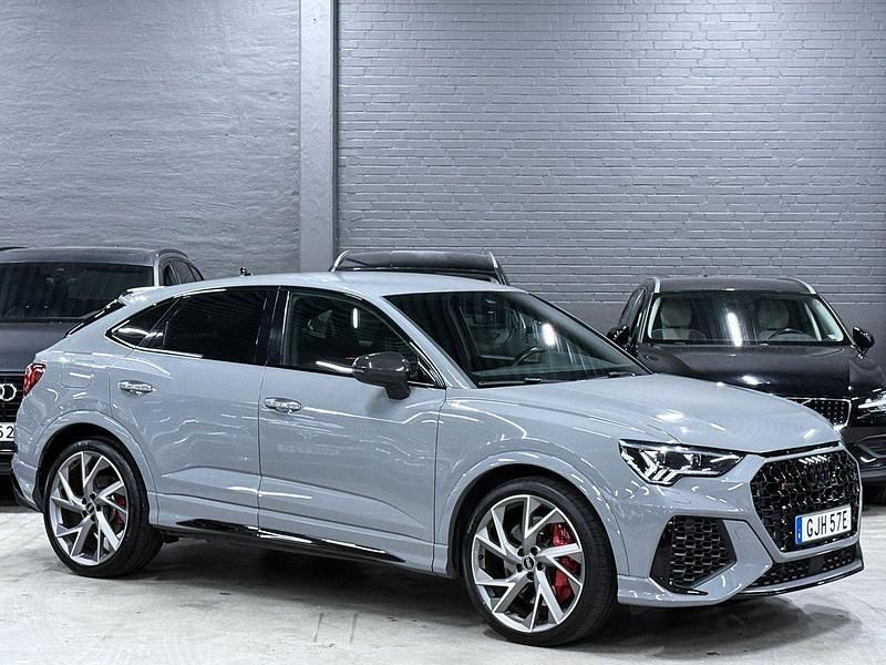 Grå Begagnad 2022 Audi RS Q3 Sportback Design SUV | 549 900 kr - Bild 1/4