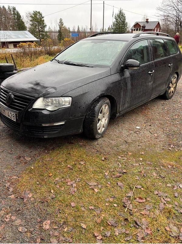 Svart Begagnad 2008 VW Passat Highline Kombi | 7 000 kr (Superpris) - Bild 1/4