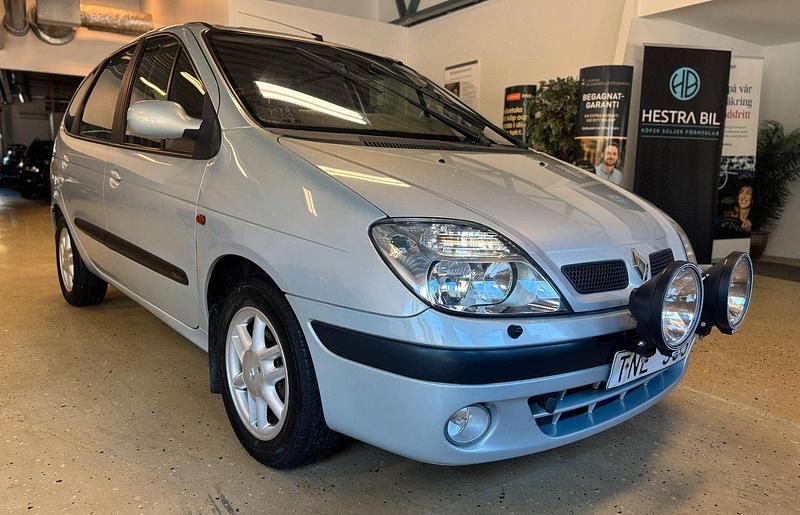 Ljusgrå Begagnad 2002 Renault Scénic Expression Minibuss | 27 900 kr - Bild 1/4