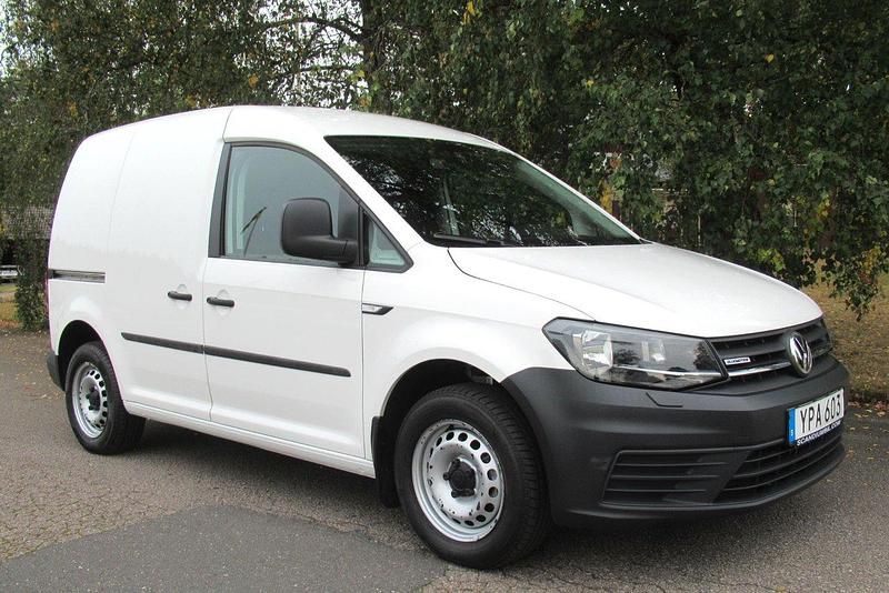 Vit Begagnad 2018 VW Caddy Minibuss | 143 750 kr (Marknadspris) - Bild 1/4