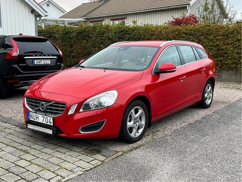 Röd Begagnad 2012 Volvo V60 Summum Kombi | 109 999 kr (Bra pris) - Bild 1/4